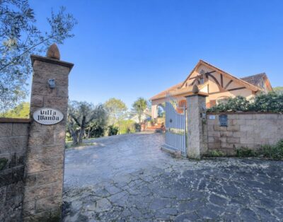 Villa Wanda in Tuscany by Zoom In Earth